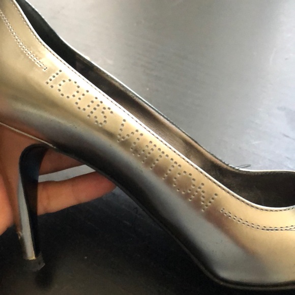 Louis Vuitton Frivolous Pump - Picture 9 of 10